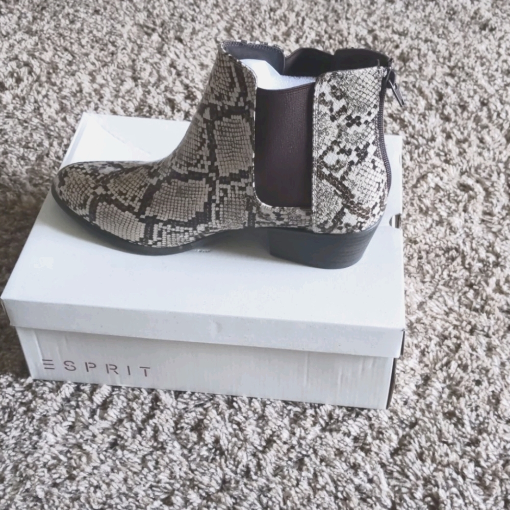 Brand new super cute snake print trendy booties